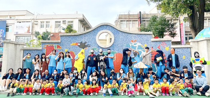 金門高中家政課師生攜手金城幼兒園及中正國小舉辦「萬聖節傳愛活動」。高中生們化身萬聖節角色,將節慶歡樂與愛心送進校園,讓大小朋友度過難忘的節日。(城幼提供)