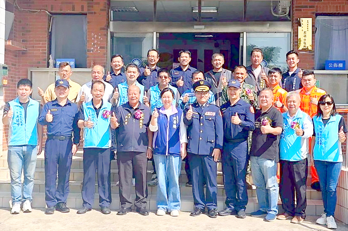 金門縣警察局金城分局舉行「烈嶼分駐所」新任所長布達典禮,地方各界到場觀禮祝賀並合照。
(莊煥寧攝)