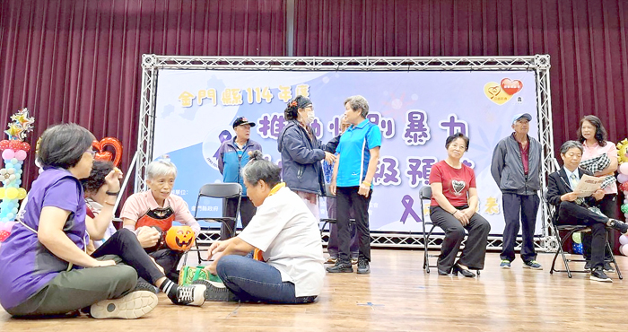 社區防暴成果展,展現縣府與社區攜手推動防暴豐碩成果。(蔡麗玉攝)