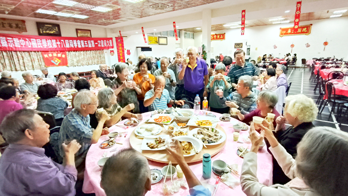 金門示範中心第18屆同學會召開第五屆第一次會員大會,會後餐敘間觥籌交錯,笑語不斷,映照出歷久彌新的同窗情誼;出席的同學並與到場的貴賓開心大合照。(金門示範中心第18屆同學會提供)