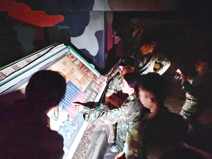 夜訓時感覺回到軍中氛圍。（柳營多元極限體驗園區提供）