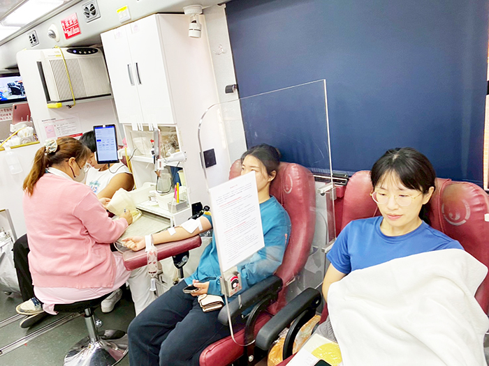 金門大學師生挽袖捐血。（金大提供）