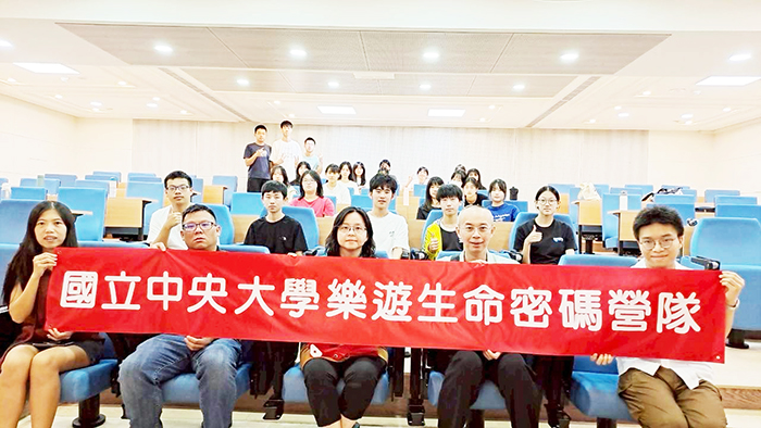 中央大學攜手金門大學前進金門高中辦理「樂遊生命密碼」營隊。
（金大提供）