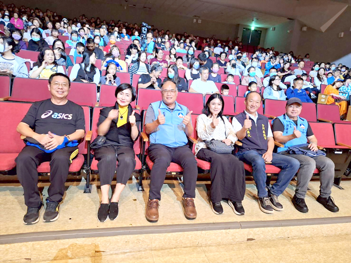 副縣長李文良（左三）、縣議員王國代（右二）、文化局長陳榮昌（右一）、國立臺灣藝術大學表演學院院長曾照薰（左二）、中正國小校長陳為信（左一）等貴賓親臨欣賞棠風舞宴。（蔡麗玉攝）