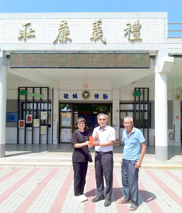 述美退休教師陳永言，由二女兒代表，依其生前囑咐代轉捐贈10萬元給述美國小，由述美國小校長楊恭墉代表受理。（述美國小提供）