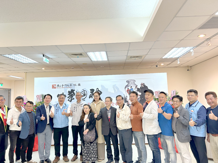 金大李奇茂美術館辦理「以筆通神~李奇茂大師百年紀念展」開幕儀式，副縣長李文良和各界出席活動並合影紀念。（許加泰攝）