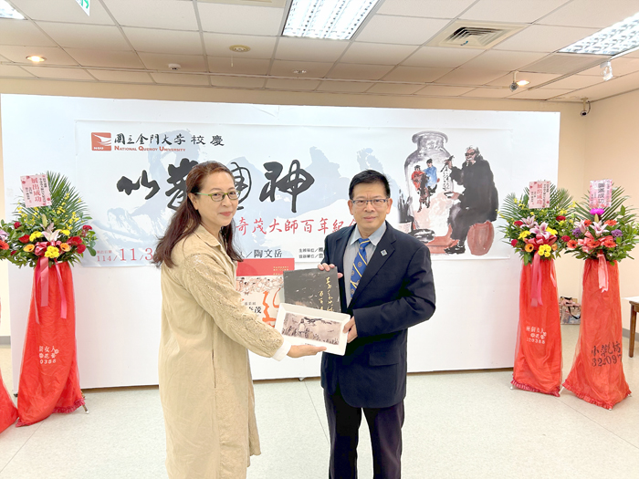 李奇茂女兒李安榮（左）捐贈李奇茂大師百年展典藏畫冊，由校長陳建民收受。（許加泰攝）