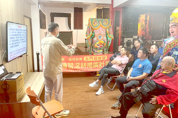 「董李排爺工作坊」邀請金門文史工作者楊世榮擔任講師，講解董李排爺信仰的起源、歷史背景及在地傳說故事。
（浯島城隍廟管理委員會提供）