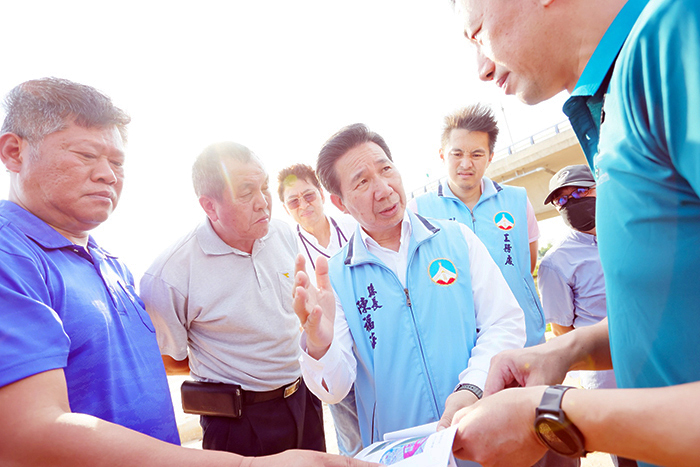 縣長陳福海前往金寧鄉湖下海堤實地會勘，了解工程規劃與周邊整合推動情形。（薛子軒攝）