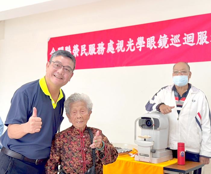 榮民服務處於近日舉辦「榮民視光學配鏡服務」，邀集專業驗光團隊到場提供免費眼睛檢查與配鏡協助。（榮服處提供）
