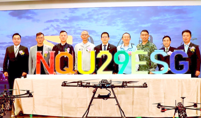 金門大學昨日舉行建校29周年校慶典禮，校長陳建民和來賓一起啟動「29榮耀‧永續ESG」儀式。（許加泰攝）