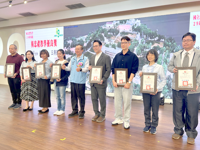 縣府秘書長張瑞心應邀頒獎表揚獲得楊忠禮教學優良獎的教師。（許加泰攝）