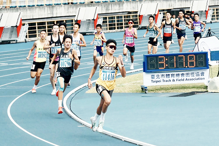 烈嶼國中田徑小將林于辛在全國田徑公開賽一路領先對手，勇奪兩面金牌。（烈嶼國中提供）