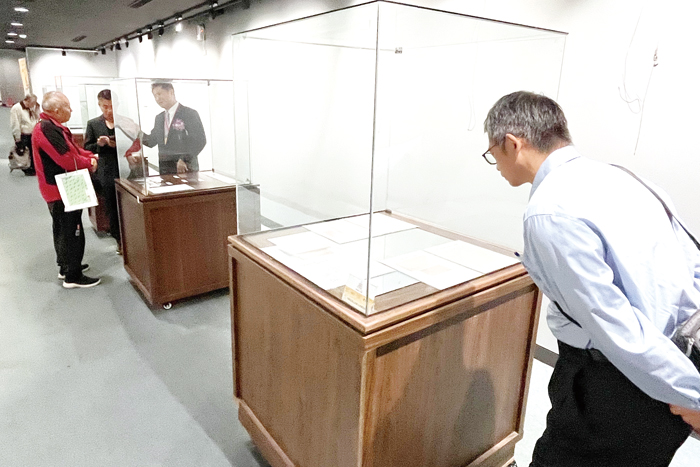 「金門建縣110年郵票郵史文物展」在文化局大廳隆重登場，現場的民眾一同參觀各項郵票文物。（莊煥寧攝）