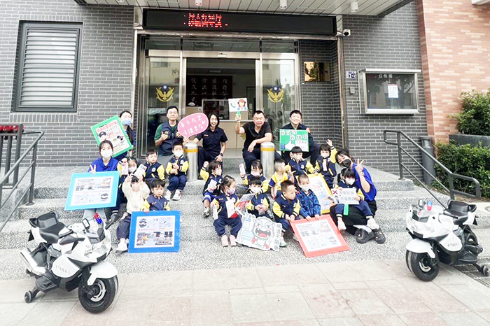私立羅伊頓幼兒園幼幼班與小班孩童前往金城分局金寧分駐所參訪，在員警與老師的協助下孩子們身穿整齊警察服裝、騎著小警用機車。（金城分局提供）