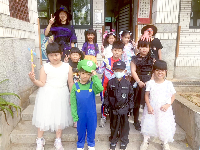 卓環國小舉辦英語闖關活動「Spooky Stations」，師生們感受到滿滿的節慶氛圍。（卓環國小提供）