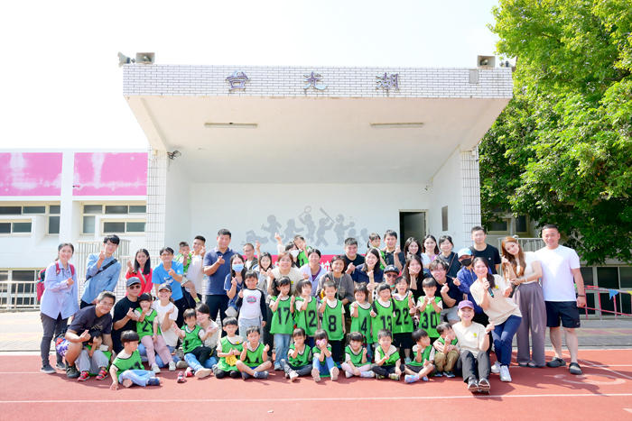 金湖國小附設幼兒園於近日舉辦「大手拉小手親子運動會」，邀請家長與孩子攜手參與，一同在運動與遊戲中共享親子時光。（金湖國小提供）