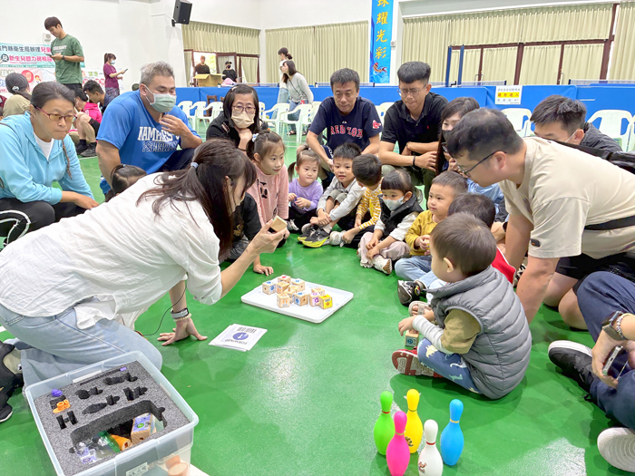 古寧國小幼兒園舉辦金門縣社區教保資源中心親子活動，推出「AI機器人幼兒程式啟蒙教育」探索課程。（古寧國小提供）