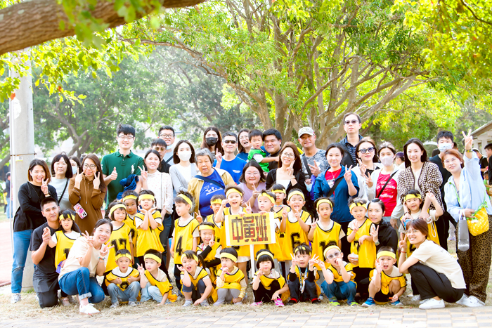 金湖國小附設幼兒園於近日舉辦「大手拉小手親子運動會」，邀請家長與孩子攜手參與，一同在運動與遊戲中共享親子時光。（金湖國小提供）