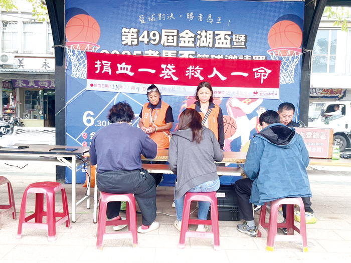 金門榮欣志工響應縣府號召，熱心投入捐血傳愛現場服務與宣導工作。（榮服處提供）