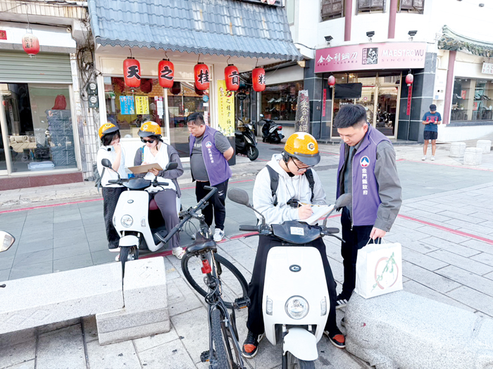 縣府觀光處於11月初啟動「陸客微型電動二輪車問卷調查」。（觀光處提供）