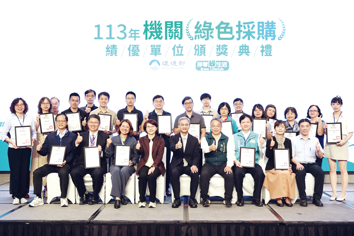 全國各得獎縣市代表大合照。（環保局提供）