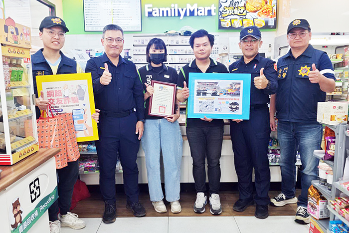 超商店員成功攔阻詐騙發生，金城分局分局長朱政憲親赴該店頒發表揚狀。（金城分局提供）