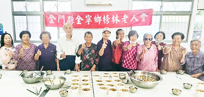 議員許玉昭（左6） 參與榜林老人會「立冬暖心」活動。（蔡麗玉攝）