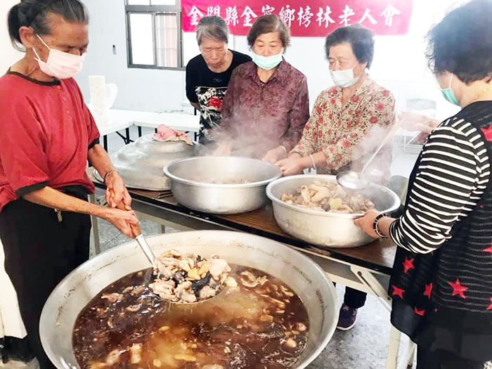志工煮麻油雞。（蔡麗玉攝）