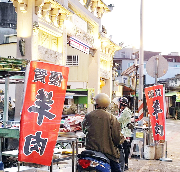 立冬進補，羊肉攤強強滾。（蔡麗玉攝）