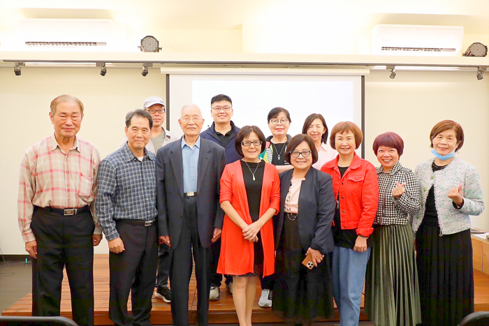 金門籍知名作家洪玉芬的《島嶼星空下—烈嶼人的悲與歡》新書發表會，洪玉芬的高齡父親洪天映（前排左三）也一起分享新書的出版。（洪玉芬提供）