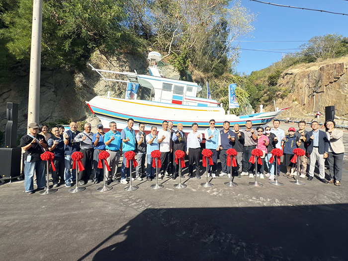 實體CT0漁船改裝的路上船舶教室-海島時光號正式剪綵亮相。（呂肇中攝）