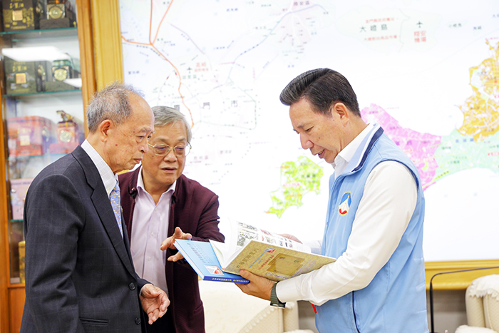 縣長陳福海與中華集郵團體聯合會針對郵史文化推廣與展覽議題交流意見。（薛子軒攝）