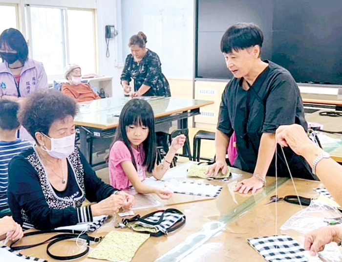 祖孫共同設計與完成手機背帶作品。（西口國小提供）