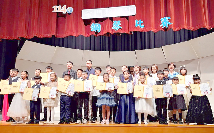 金門縣中小學鋼琴比賽獲獎學生共合影。（蔡麗玉攝）