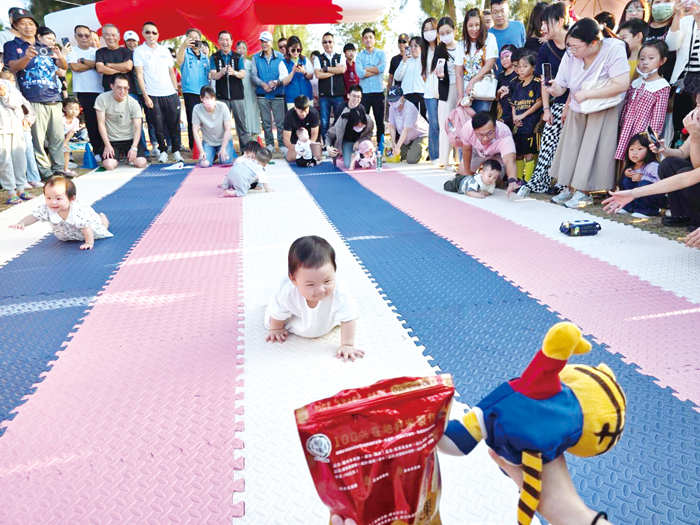 寶寶爬行比賽。（許峻魁攝）