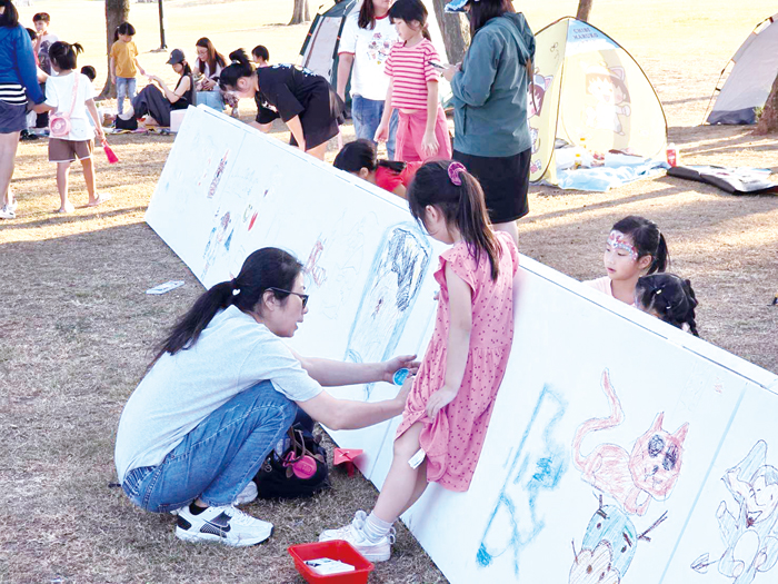 塗鴉牆提供大小朋友揮灑創意。（許峻魁攝）