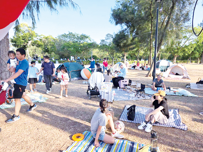 許多家庭準備野餐墊，享受假日陽光。（許峻魁攝）