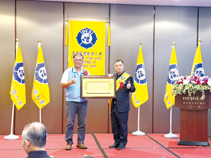副縣長李文良轉頒縣長賀匾給新會長陳鎮琳。（呂肇中攝）