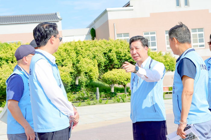 縣長陳福海率領縣府團隊，針對文化園區B棟整建工程進行討論，確認第一期項目進度與後續施作方向。（薛子軒攝）