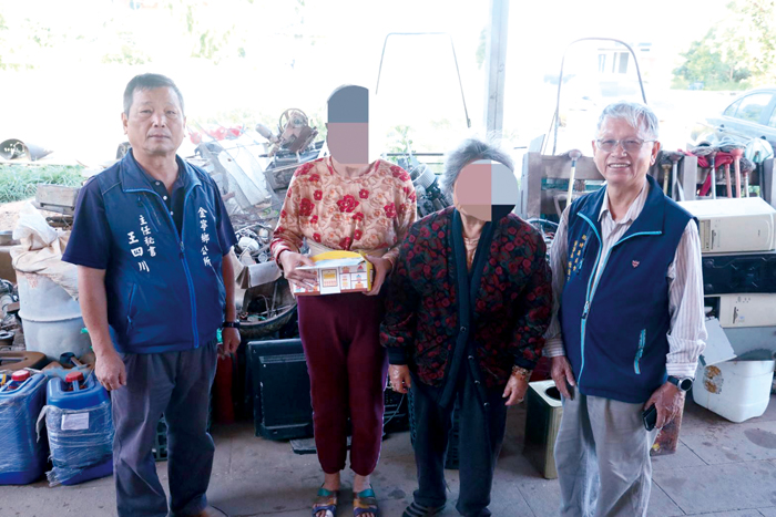 胡璉基金會董事長陳龍安與金寧鄉公所主秘王四川致贈慰問金表達關懷。（金寧鄉公所提供）