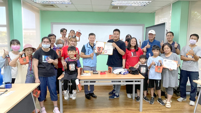 《敲敲打打金工體驗－小菜刀DIY》，在專業講師陳子磬帶領下，認識鋼刀製作過程。（陳麗妤攝）