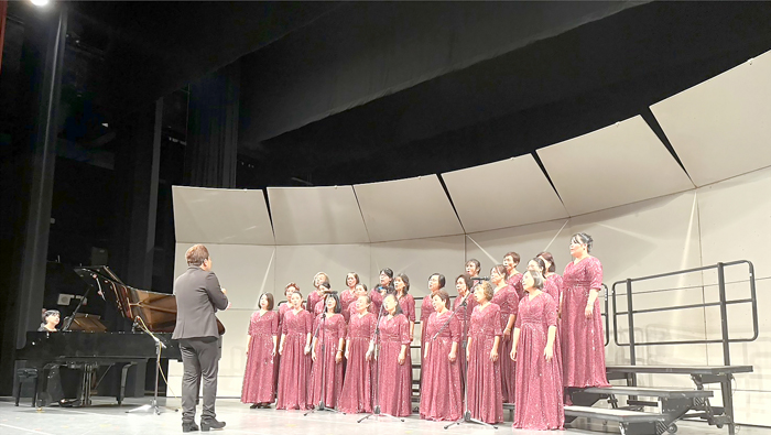 「金聲琴韻躍浯洲~情聚三傑」年度音樂會溫馨登場，安琪莉莎合唱團合唱曲，展現優美歌聲。（許加泰攝）