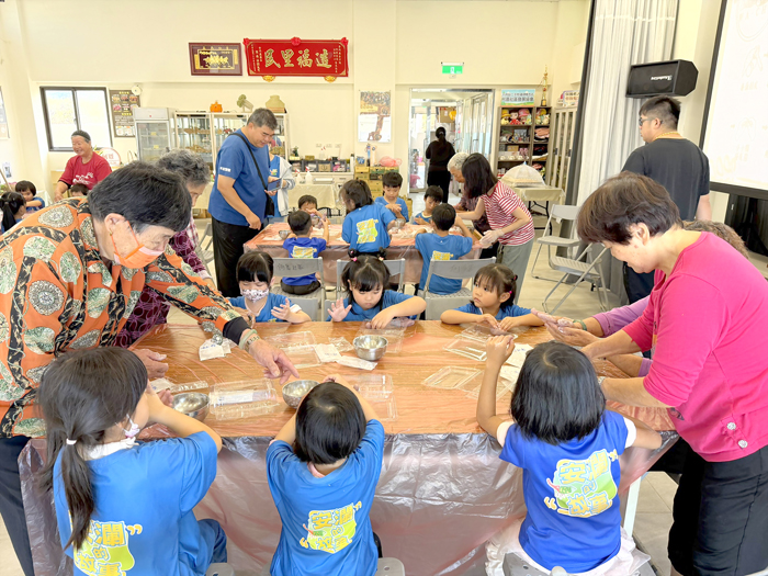 安瀾國小與附設幼兒園，攜手何厝社區辦理一系列「老幼共學」活動。（安瀾國小提供）