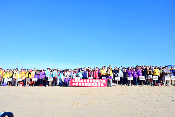 烈嶼鄉公所於習山湖公園一帶海灘舉行淨灘，鄉長洪若珊和各界一起參與。（烈嶼鄉公所提供）