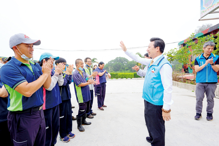 縣長陳福海感謝環保局長期的努力及各鄉鎮、社區、學校與志工的共同參與，讓「整潔金門」的理念從口號變成行動。（薛子軒攝）