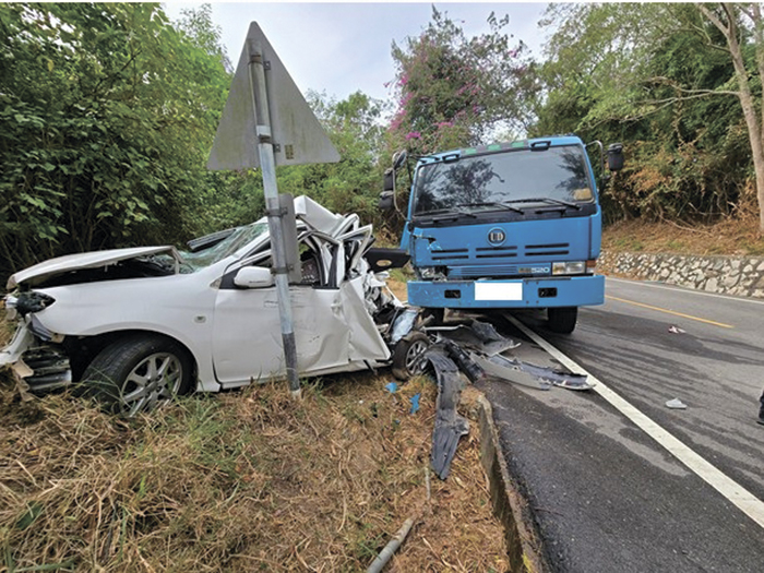 經武路段發生自小客與大貨車車禍。
（金湖分局提供）