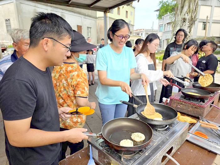 學員動手製作麥蝦餅。（許峻魁攝）