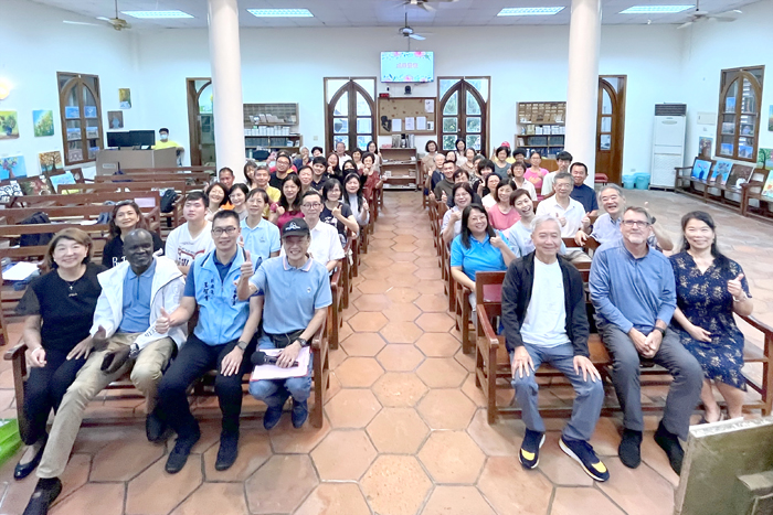 金門縣恩泉關懷協會主辦的「長青學苑」於金門基督教會舉行首屆結業典禮，現場展示學員研習成果，與會師生及到場的來賓大合照。（莊煥寧攝）