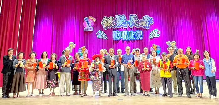 114年度銀髮長者歌唱比賽，在社福館演藝廳舉辦，共吸引63位長者報名，在主持人丁小東穿針引線下熱鬧登場。（社會處提供）